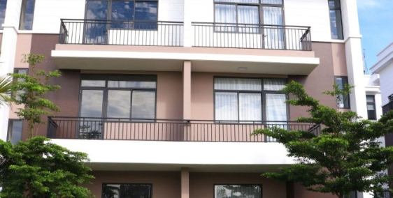 cần bán nhà giai đoạn này giá thấp view hồ bơi công viên rộng trên 5ha