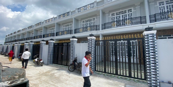 Bán nhà 1 trệt, 1 lầu, 2pn, 2wc gần cầu Lớn Hóc Môn giá 550tr bao phí ra sổ