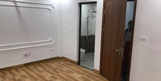 Nhà mới đẹp ở Láng Hạ, 32m2 * 5 tầng, mặt tiền rộng 5.7m, sân trước để được 2oto