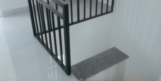 Bán nhà 1trệt 1 lầu 3phòng ngủ. Sổ hồng riêng giá 750 triệu.(4x18)