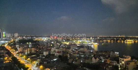 Chính chủ cho thuê căn hộ cao cấp nhìn thẳng ra hồ Tây, thoáng mát.