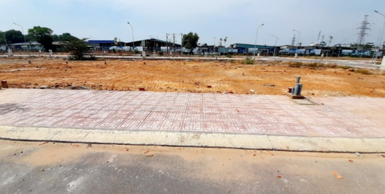 cần tiền bán gấp lô đất mặt tiền DT743 .gần ngã tư miễu ồng cù