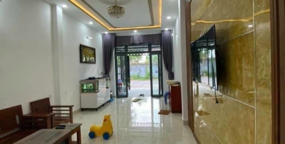 Bán nhà 60m2 cách mặt tiền đường Lò Gốm 100m ,SHR.