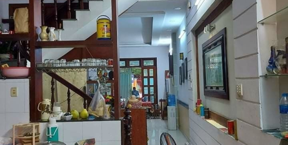 Vị trí hiếm, hẻm thẳng 1 trục, cách mặt tiền Lạc Long Quân khoảng 10 căn nhà.