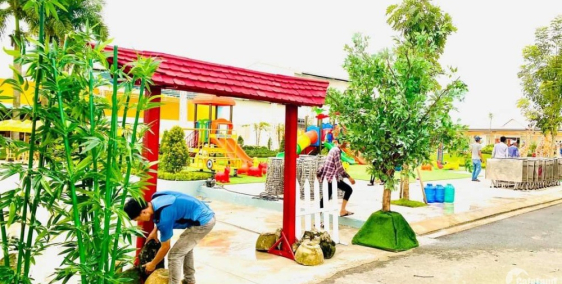 VIetuc Varea-Lô 5x20 vuông vứt đối diện Quảng trường nhạc nước