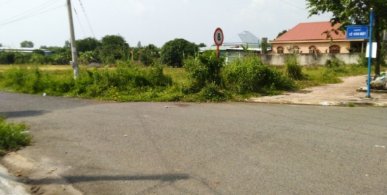 Lô đất mặt tiền đường nhựa ngay khu dân cư hiện hữu tại thị trấn đất đỏ bán rẻ.