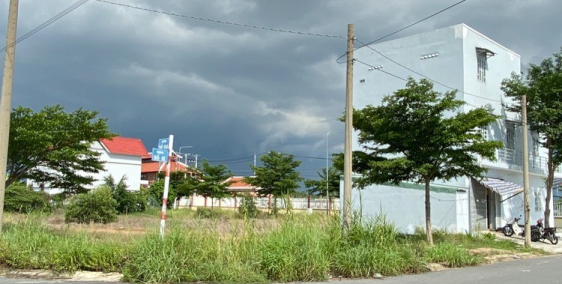 Cần bán 10 m ngang mặt tiền đường Đinh Đức Thiện cách chợ Bình Chánh 1,5km.