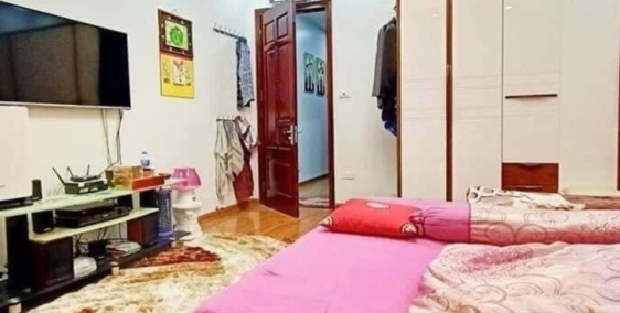 Bán nhà đẹp 46m2 mặt tiền 4.2m, cách mặt phố đúng 15m phố Vĩnh Hưng giá 4.6 tỷ.