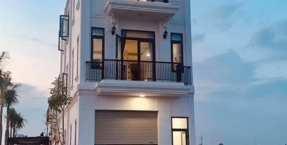 cần bán căn nhà 1 trệt 2 lầu . mặt tiề 50m . SHR. thuận tiện kinh doanh buôn bán