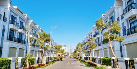 Nhà phố view sông mặt tiền QL1A cách chợ Bình Chánh 10p