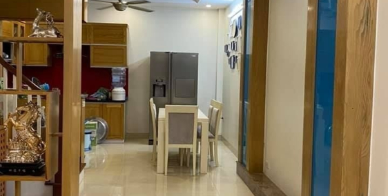 Bán gấp nhà Lạc Long Quân, gara Oto, văn phòng, cho thuê 95m2 MT5.2m giá 9.4 tỷ.