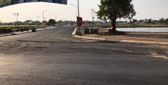 Nền góc ngay ngã tư đường lớn thuận lợi kinh doanh