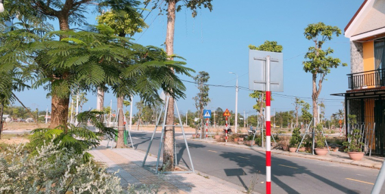 Người thân chuyển vào Nam cần bán gấp lô kề góc đẹp ngay nhà hàng, trường học.