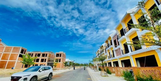 Chính chủ cần bán nhà 3 tầng đẹp 100m2 MT, view sông khu phố tây Hội An.