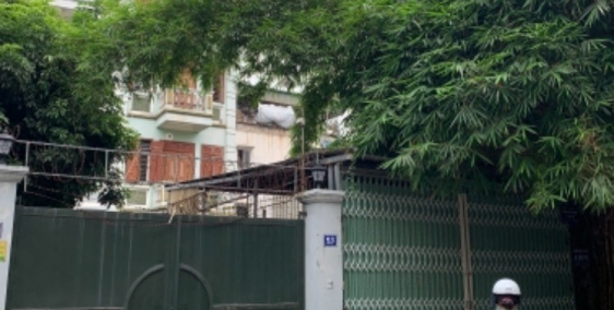 Cho thuê nhà 4 tầng 1 tum ngõ Hồng Hà, ô tô đỗ cửa