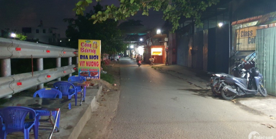 nhiều đất bán bớtt để về quê ở nuôi gà