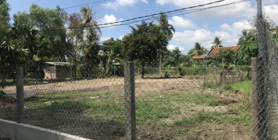 Kẹt tiền bán gấp lô đất 214m2 full thổ cư, khu dân cư, sổ sẵn, giá 880 triệu