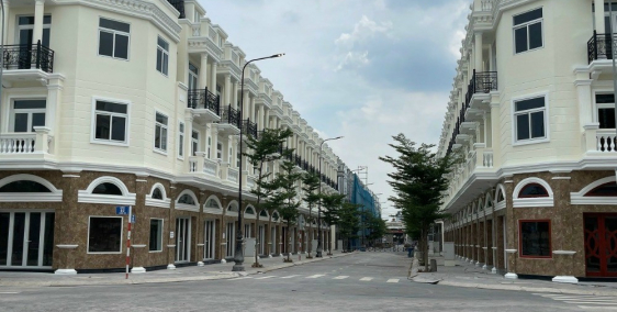 Nhà Xây Sẵn-  1 Triệt 2 Lầu- Mặt Phố & Shophouse - 4*20- LH 0385375115