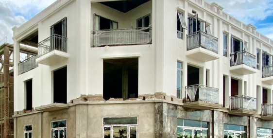 Nhà phố đối lưng dãy shophouse  ngay đường chính vào dự án