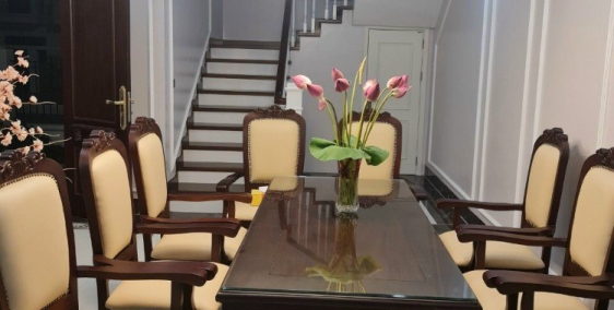 Cần bán căn biệt thự mặt đường Lý Nam Đế , Vĩnh Yên . view hồ .