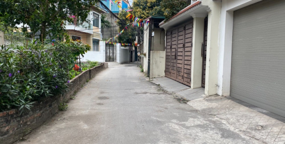 Cần bán gấp 46,6m nhà 3,5 tầng tổ 12 Thạch Bàn ô tô vào nhà, ngõ thông