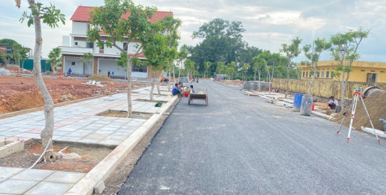 Bán nhanh lô đất 2 mặt tiền. Vị trí trung tâm, gần trường, gần chợ, gần bệnh việ