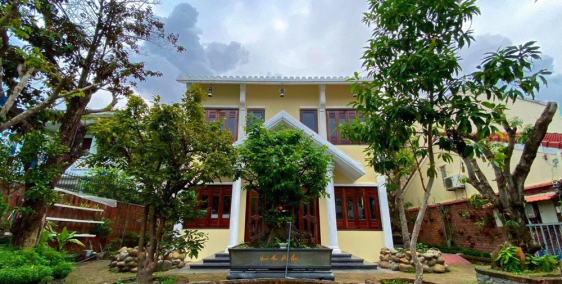 villa ngay vị trí giữa phố cổ và biển