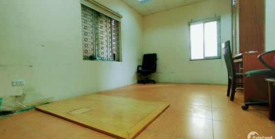 GẤP! Cho thuê văn phòng nằm ngay mặt phố Trần Thánh Tông, Hai Bà, 25m2, 5