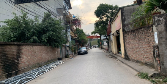 Bán 100m đất mặt phố Hòa Bình, ô tô tránh, kinh doanh tốt, gần chợ, gần trường