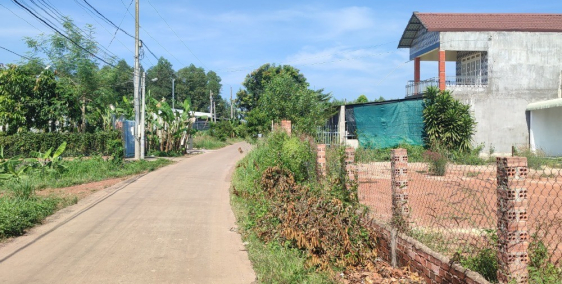 Cần tiền bán gấp miếng đất vườn 840m2 view hồ, giá 750 triệu.