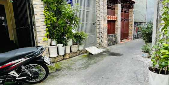 Lỗ FLC Bán tháo nhà CMT8 P.13 Q.10 3 lầu BTCT 5.099 thương lượng