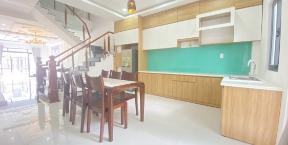 Nhà phố xây sẵn vào là ở ngay trung tâm, sổ sẵn, thổ cư 100%