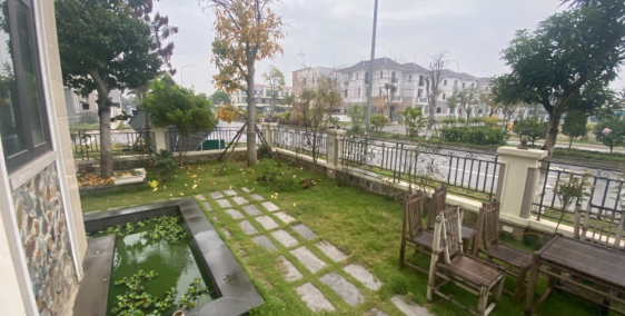 Biệt thự sân vườn "hàng cực hiếm", view công viên trong KĐT chuẩn Singapore