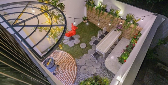 Nhà phố mặt tiền kinh doanh có sân vườn