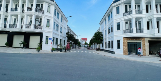 NHÀ PHỐ MẶT TIỀN KINH DOANH THIẾT KẾ TÂN CỔ ĐIỂN