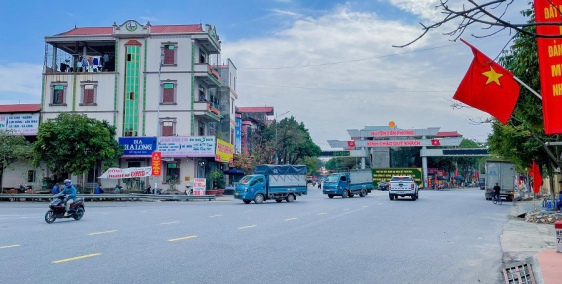 Chính Chủ Bán Nhà 3 Tầng mặt đường 295, chân cầu vượt TT. Chờ, ngã 3 cổng chào