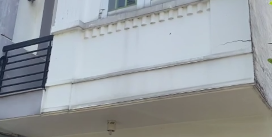 Nhà ở đầu hẻm xe hơi, hẻm thông ra nhiều hướng.