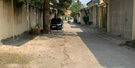 Diên tích 100m2  mặt tiền rộng 5m . hướng tây