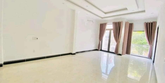 Cho thuê nhà 3 tầng mặt tiền Phan Đăng Lưu. Đà Nẵng thích hợp làm văn phòng, kin