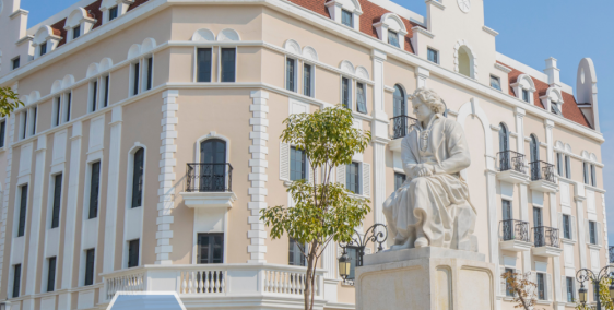 SIÊU PHẨM KHÁCH SẠN GIỮA PHỐ ĐI BỘ, SÁT ĐƯỜNG RA BIỂN