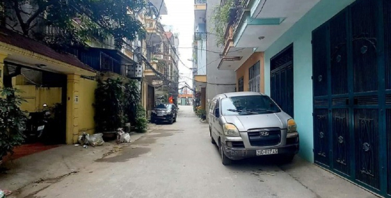 Bán nhà Nguyễn Hoàng Tôn, phân lô ô tô, dân trí tốt 50m2 giá chỉ 7.9 tỷ.