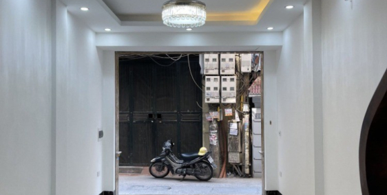 Cầu Giấy, nhà 32m2, 6 tầng - mới tinh, khu vực đắc địa - đẹp!