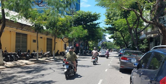 Chủ đang cần bán gấp mặt tiền đường lớn Nguyễn Chí Thanh, giá siêu đầu tư.