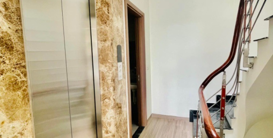 Nữ sinh mặt phố Nguyễn Đình Hoàn 65m2 x 6 tầng mt 4.6m giá 22.6 tỷ