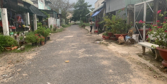 Tôi cần ra 300m2 đất full thổ cư khu Tái Định Cư ngay sát chợ và KCN Chà Là SHR