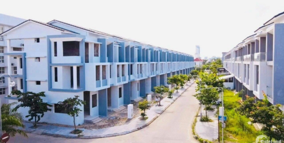 Nhà liền kề nằm cạnh Shophouse và trung tâm thương mại AEON MALL