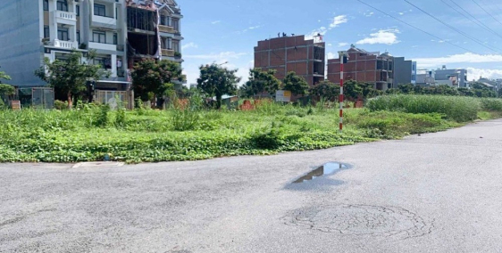 Cần bán lô đất mặt tiền,  có sổ riêng