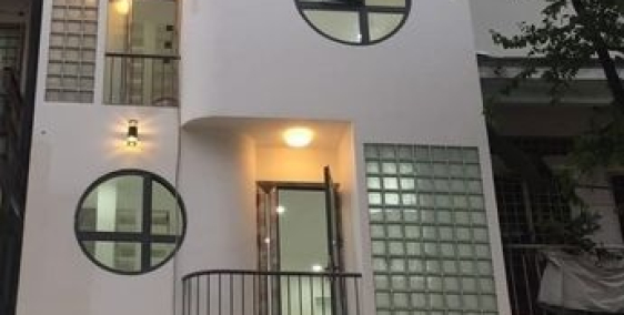 Nhà mặt tiền Phan Văn Trị có hẻm nhỏ bên hông