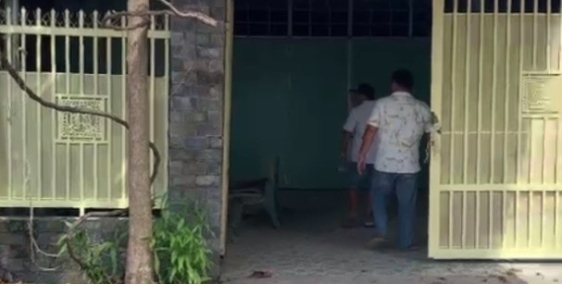 BÁN GẤP NHÀ CẤP 4 DIỆN TÍCH 300M2, 4PN, 2WC VÀ 2 LÔ ĐẤT LIỀN KỀ 300M2