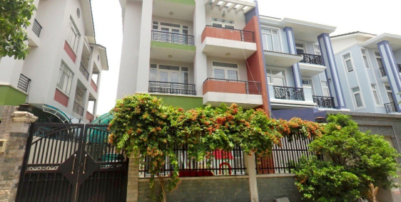 Bán gấp nhà mặt tiền đường Trường Sơn Q.10.  DT: 15x20m, CN: 300m2,5 tầng